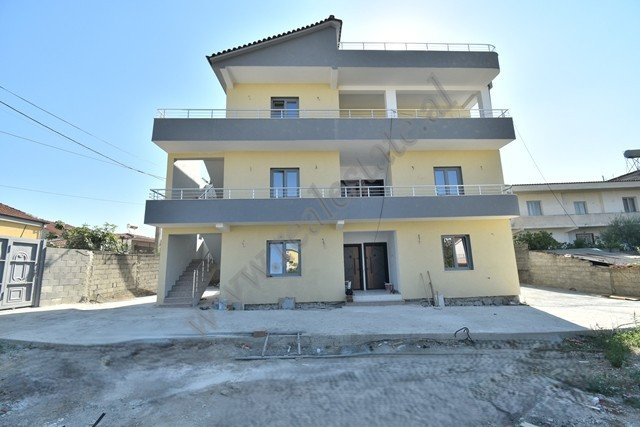 Vile 3 kateshe me qira ne rrugen Osman Jonuzi prane Unazes se Madhe ne Tirane.
Ka siperfaqe trualli